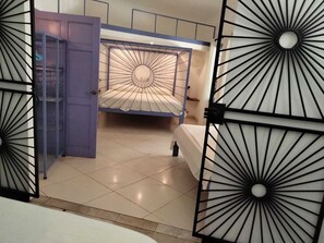 1 soverom, safe på rommet, skrivebord og reiseseng for barn