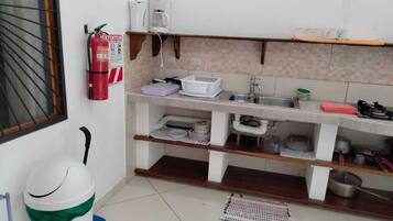 Refrigerador, microondas, placa de cocina, cafetera/tetera