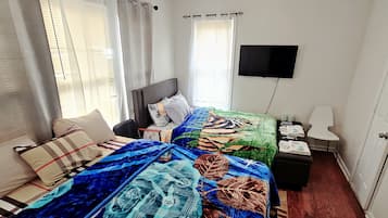 Meja, ruang kerja komputer riba, seterika/papan seterika, Wi-fi percuma