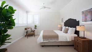 5 bedrooms, desk, iron/ironing board, travel crib
