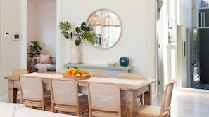Dining - Boulevard Bliss, North Bondi IH (North Bondi)
