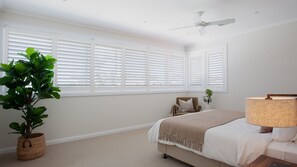 5 bedrooms, desk, iron/ironing board, travel crib - Boulevard Bliss, North Bondi IH (North Bondi)