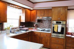 Fridge, microwave, oven, stovetop - Patsy Cline's Dream Home (Goodlettsville)