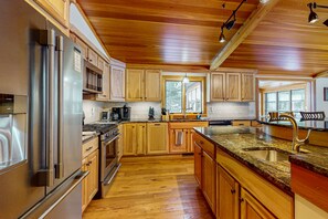 Fridge, microwave, oven, stovetop - Charming Waterfront Home w/ Dock, Fire pit, WIFI, near Town & Trails (Eagle River)