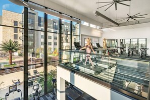 Fitness facility - Classic Modern Apartment Well Equipped, Fitness Room,Pool & Free Parking (Addison)