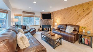 A cozy living room with leather sofas, a fireplace, and a television. - Westlake Cabin by Avantstay Hot Tub, Near Skiing, Walk to Restaurants & Lake! (Tahoe City)