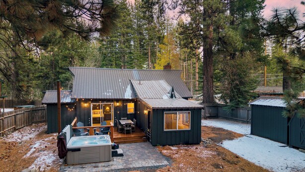 A cabin with a hot tub, deck, and a covered patio area. - Westlake Cabin by Avantstay Hot Tub, Near Skiing, Walk to Restaurants & Lake! (Tahoe City)