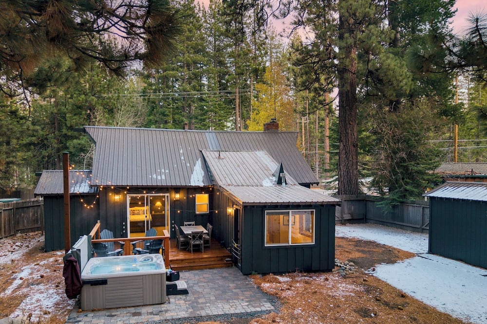 Westlake Cabin by Avantstay Hot Tub, Near Skiing, Walk to Restaurants & Lake! - Tahoe Pines, CA