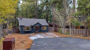 A cabin with a metal roof, a front porch, and a wooden fence. - Westlake Cabin by Avantstay Hot Tub, Near Skiing, Walk to Restaurants & Lake! (Tahoe City)