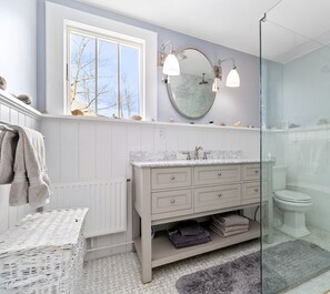 Een douche, handdoeken