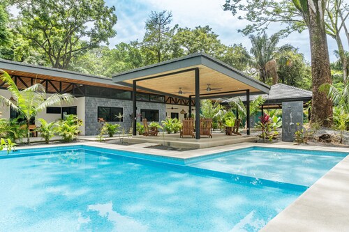 New Luxury Villa in central Guiones - walk to the beach, large pool & parking