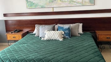 Habitación doble familiar de uso individual, vista a la ciudad | Escritorio, espacio para trabajar con laptop y wifi gratis