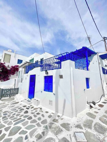 Sunset Suite: Charming 2-bedroom apartment with WiFi, AC in Center of Mykonos