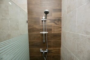 Douche, douche à « effet pluie », serviettes fournies, savon