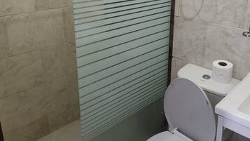 Chambre Quadruple Familiale, 1 chambre | Salle de bain | Douche, douche à « effet pluie », serviettes fournies, savon