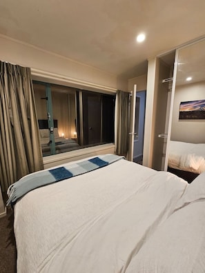 2 bedrooms, desk, iron/ironing board, WiFi