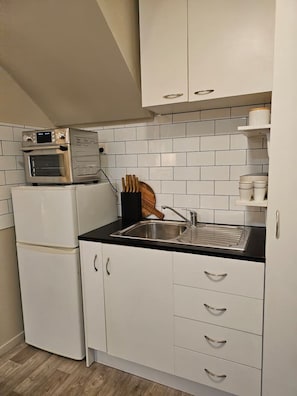 Microwave, toaster