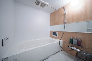 Articles de toilette (gratuits), séchoir à cheveux, pantoufles, bidet