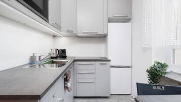 Fridge, microwave, stovetop, dishwasher