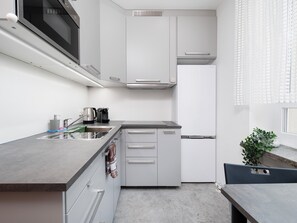 Een koelkast, een microgolfoven, een kookplaat, een vaatwasser