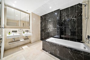 Haartrockner, Handtücher, Seife, Shampoo