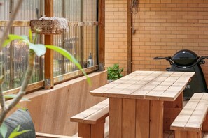 Outdoor dining - 3 bedroom, pet friendly home CBD (Warrnambool)