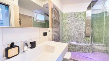 Dusch, hårtork, bidé och handdukar