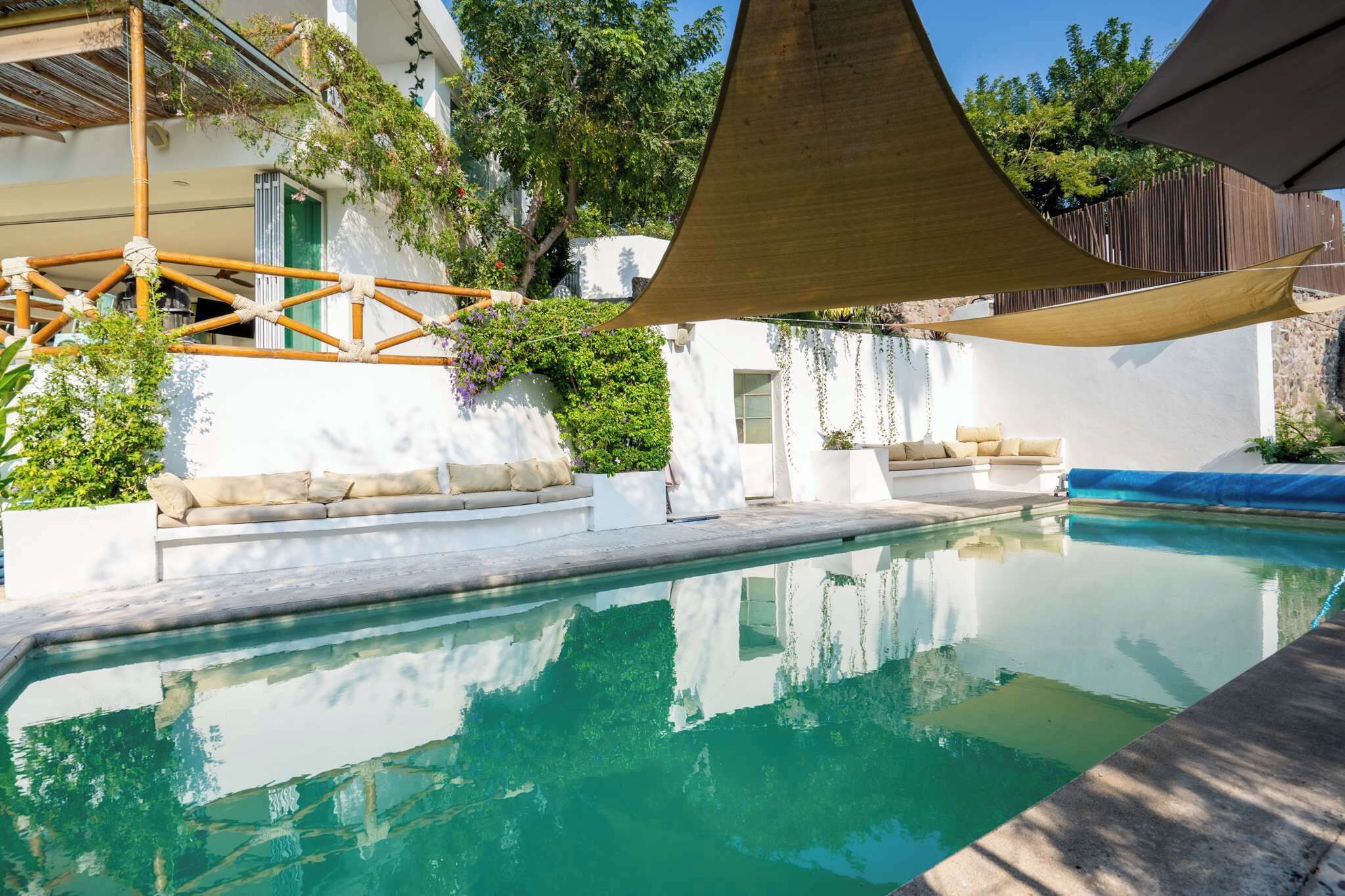 Außenpool, Sonnenschirme, Liegestühle