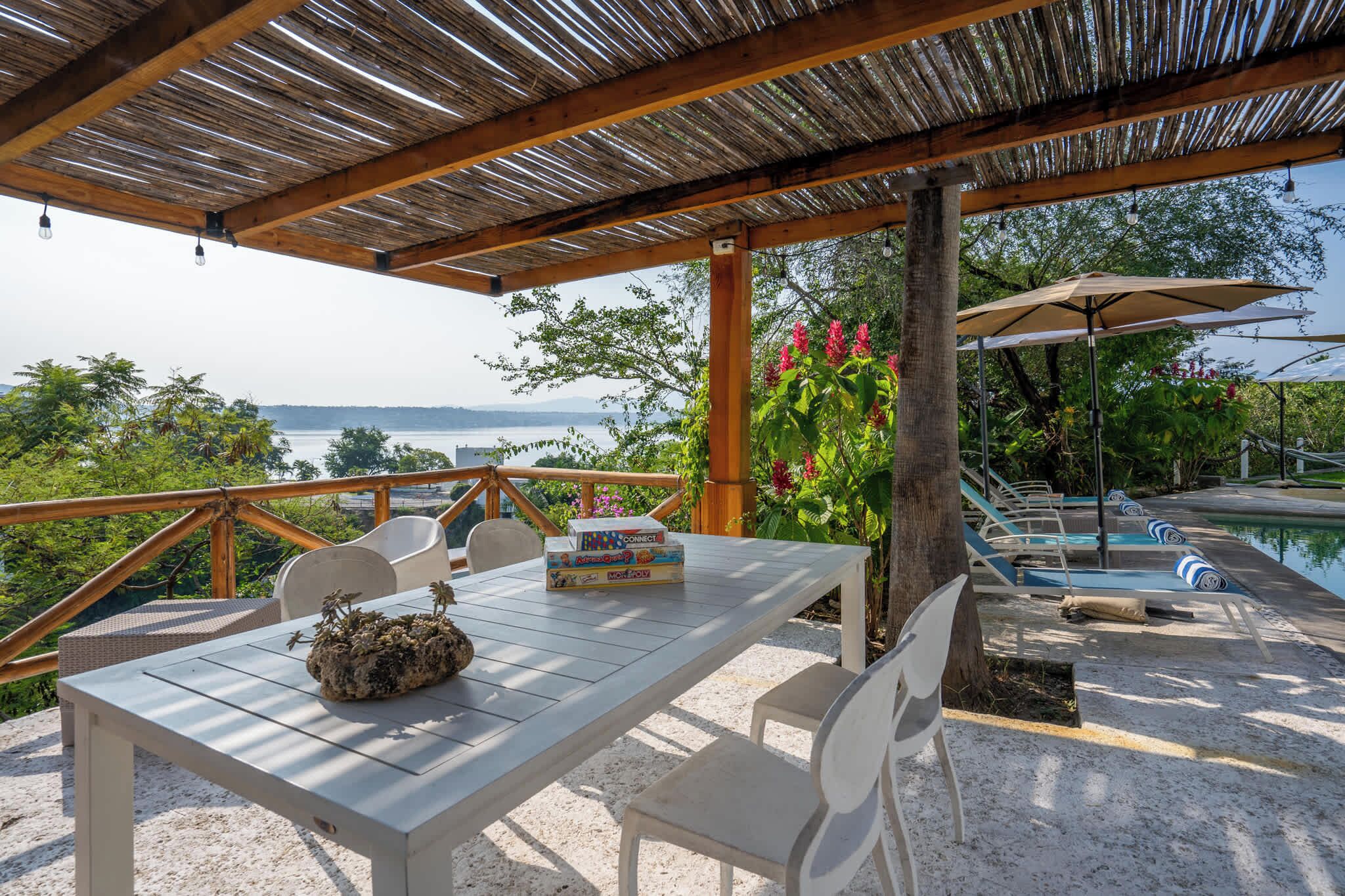 Luxury Cottage, Lake View | Teres/patio