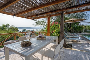 Luksus-småhus, utsikt mot innsjø | Terrasse/patio