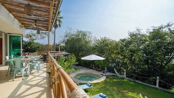 Luxury Cottage, Lake View | Teres/patio