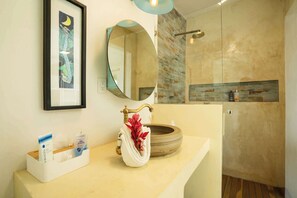 Luxury Cottage, Lake View | Bathroom - Luxury House Pool fire Pit & Lake view (Jojutla)
