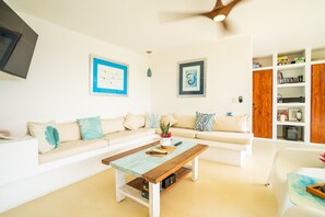 Luxury Cottage, Lake View | Living area - Luxury House Pool fire Pit & Lake view (Jojutla)