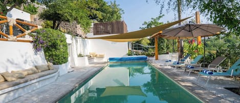 Piscine extérieure, parasols de plage, chaises longues