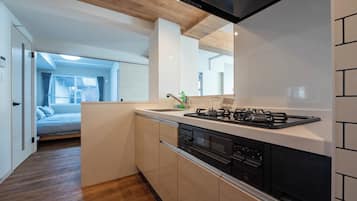 Refrigerador, microondas, placa de cocina, tostadora