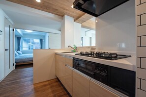 Réfrigérateur, micro-ondes, plaque de cuisson, grille-pain