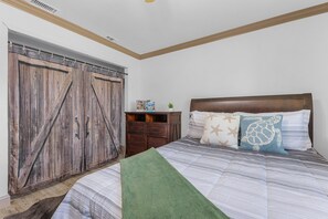 3 bedrooms, iron/ironing board, free WiFi, bed sheets - Gulf Access, Dock with Tiki, Heated Pool - Casa Chillotta - Roelens (Cape Coral)