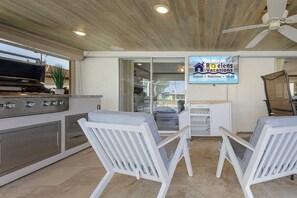 Property grounds - Gulf Access, Dock with Tiki, Heated Pool - Casa Chillotta - Roelens (Cape Coral)