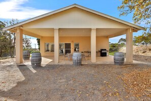 Outdoor dining - Escape to Barossa at Lambert Estate Retreat - Where comfort meets vineyard charm (Angaston)