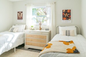 3 bedrooms, desk, iron/ironing board, free WiFi
