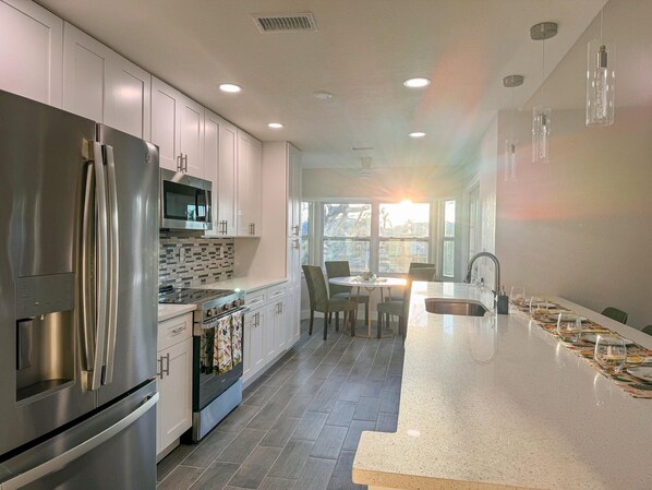 Fridge, microwave, oven, stovetop - Punta Gorda 3-Bedroom Canalfront Vacation Home with Dock (Punta Gorda)
