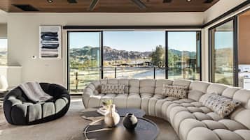 Smart TV, chimenea y estéreo