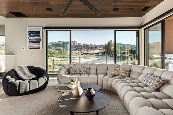 Smart-TV, Kamin, Stereoanlage