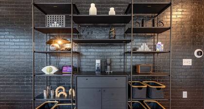 River Run Retreat - Stylish Downtown Loft, Heart of Hood River, Above Doppio