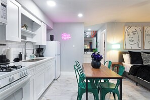 Fridge, microwave, oven, stovetop - Montrose Caliente Studio! Medical Center 06 ★★★★★ (Houston)
