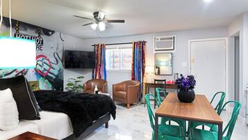 1 soverom, safe på rommet, skrivebord og strykejern/-brett