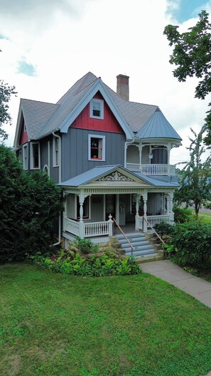 Exterior - Queen Anne Stay (Viroqua)