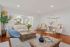 Smart TV, fireplace, stereo