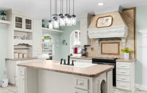 Private kitchen - Charming house in the delightful New Port Richey.  (New Port Richey)