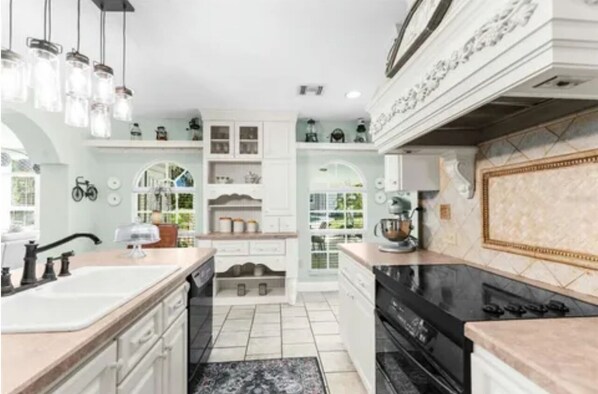 Private kitchen - Charming house in the delightful New Port Richey. (New Port Richey)